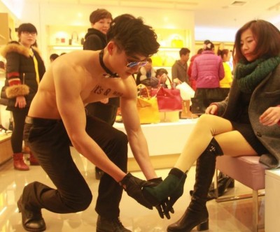 001227 - 【衝撃】中国で筋肉サービス！男性モデルが上半身裸で靴の試着を手伝う！湖南省長沙市