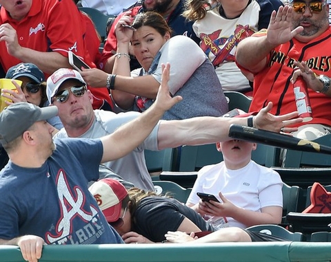 001363 - 【筋肉シールド】野球観戦中の息子の顔に飛んできたバットをマッチョ親父が片腕でガード！
