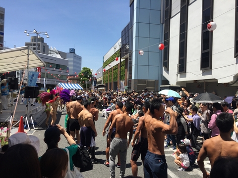 002 5 - お祭りには”筋肉チーム必須”の時代到来か！千葉県浦安市の祭りにゴールドジムのマッチョが登場し盛り上げる
