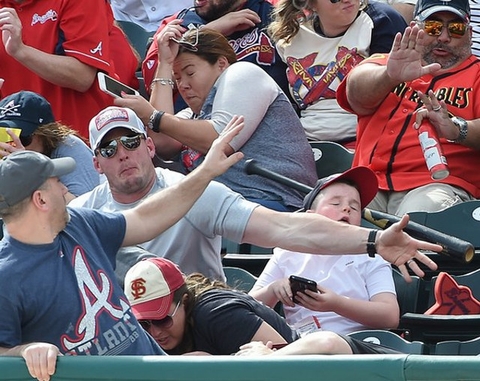 002141 - 【筋肉シールド】野球観戦中の息子の顔に飛んできたバットをマッチョ親父が片腕でガード！