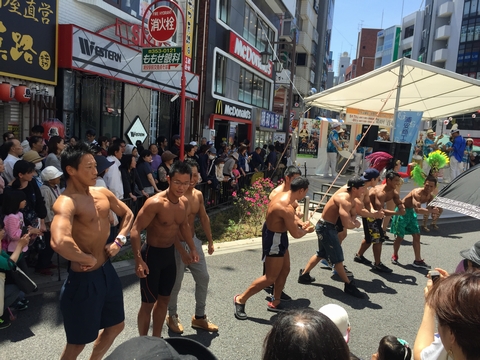004 2 - お祭りには”筋肉チーム必須”の時代到来か！千葉県浦安市の祭りにゴールドジムのマッチョが登場し盛り上げる