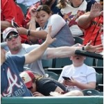 160459 150x150 - 【筋肉シールド】野球観戦中の息子の顔に飛んできたバットをマッチョ親父が片腕でガード！
